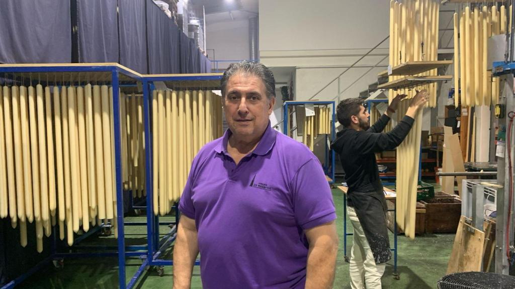 Arturo, junto a los cirios colgados y listos para guardar o entregar.