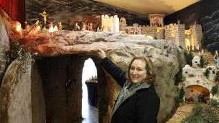 Mercedes Díaz, señalando el monte Calvario de su belén de Semana Santa.