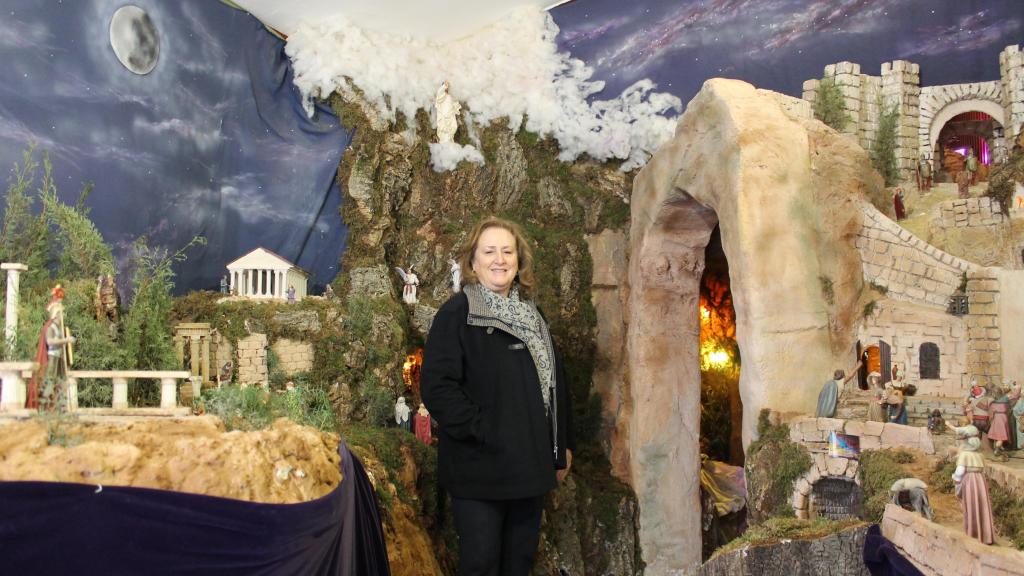 Mercedes Díaz, la 'inventora' de los belenes de Semana Santa, bajo la escena de la Ascensión.