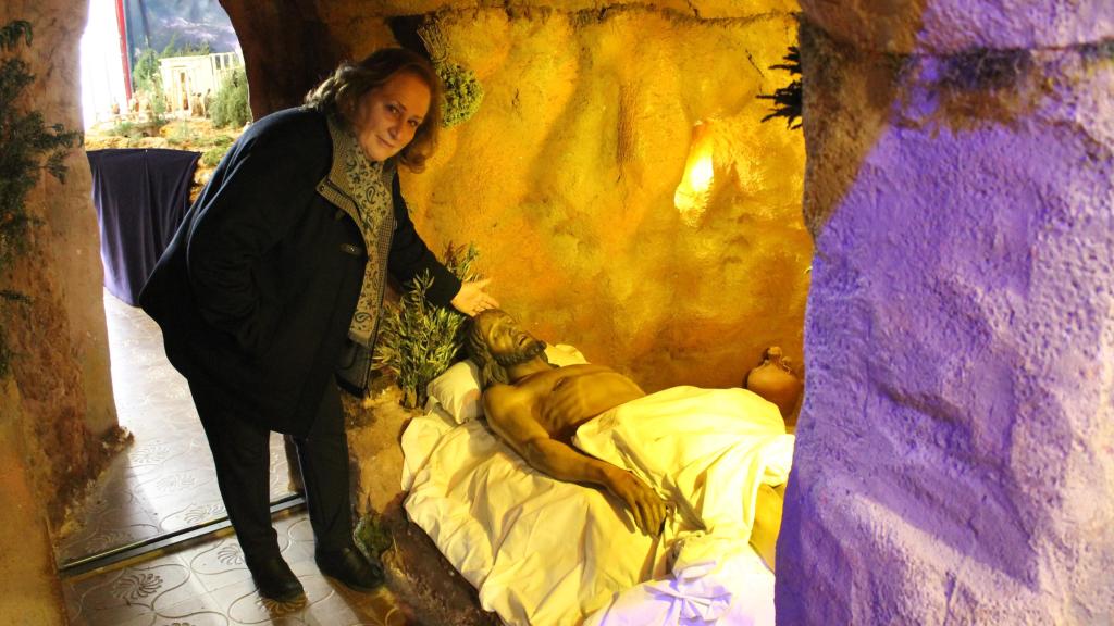 Mercedes Díaz, dentro del sepulcro creado para reproducir la muerte de Jesús en esta Pasión.