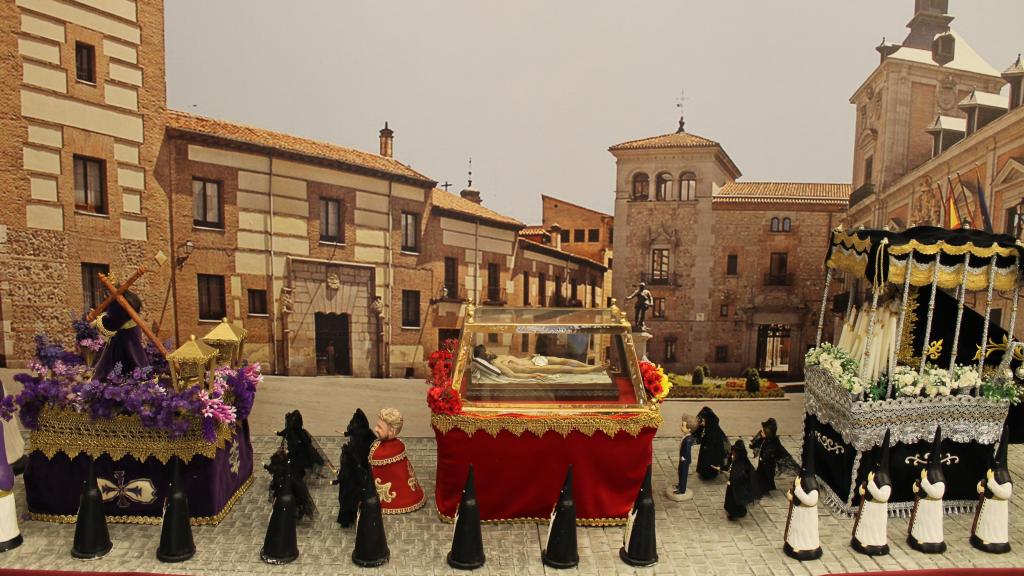 Una imagen de los pasos de Semana Santa hechos a mano, situados en otro punto de la parroquia.