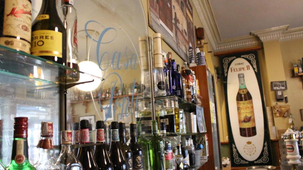 Casa Ponte detrás de la barra.