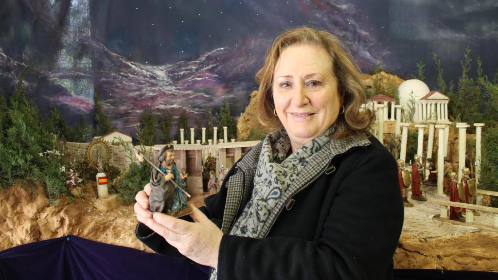 Mercedes Díaz, mostrando la figura del apóstol Santiago que creó a partir de un pastor.