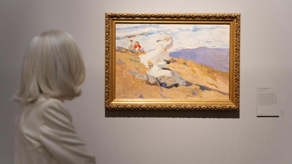 Blanca Pons-Sorolla frente al cuadro 'Instantánea. Biarritz', de Joaquín Sorolla.