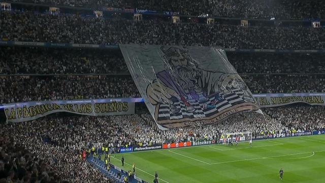 Mosaico en el Bernabéu antes del partido de Champions.
