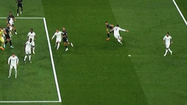 Asencio agarra a Merino.