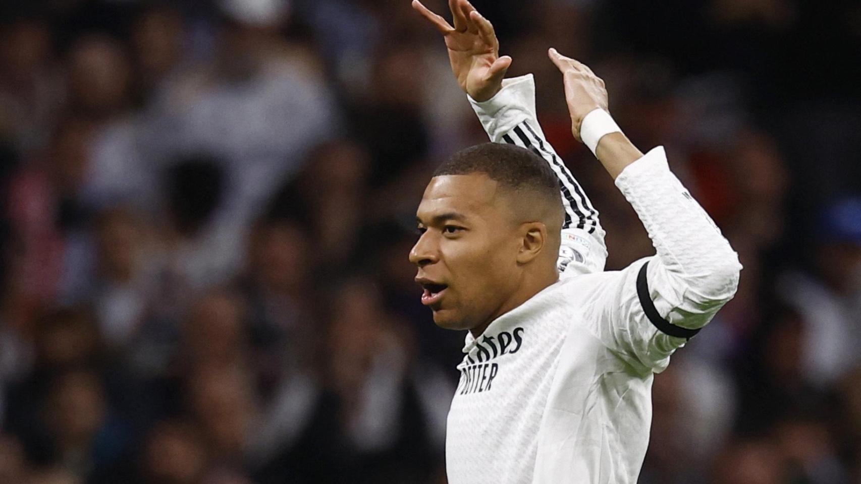 Mbappé anima al público del Bernabéu.