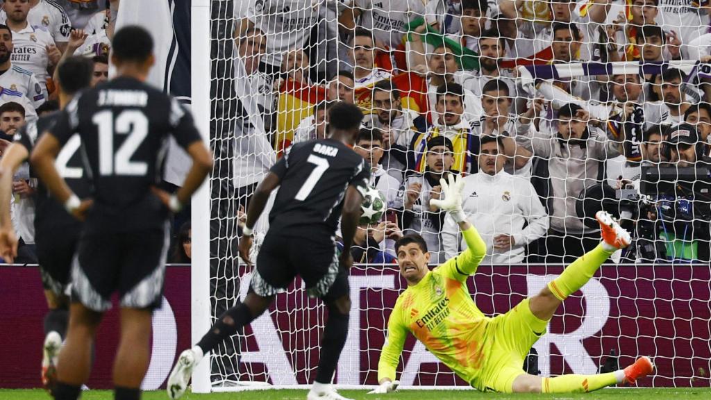 Courtois detiene el penalti de Saka