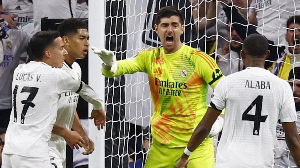 Courtois celebra haber parado el penalti a Saka