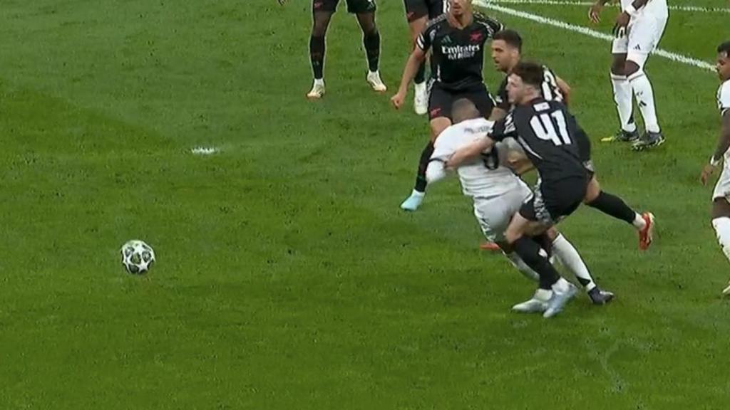 Agarrón de Rice a Mbappé.