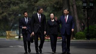 El presidente del Gobierno español, Pedro Sánchez, y el presidente chino, Xi Jinping, hablan mientras caminan por los jardines de la Casa de Huéspedes Diaoyutai tras una reunión en Pekín, China, el 11 de abril de 2025.