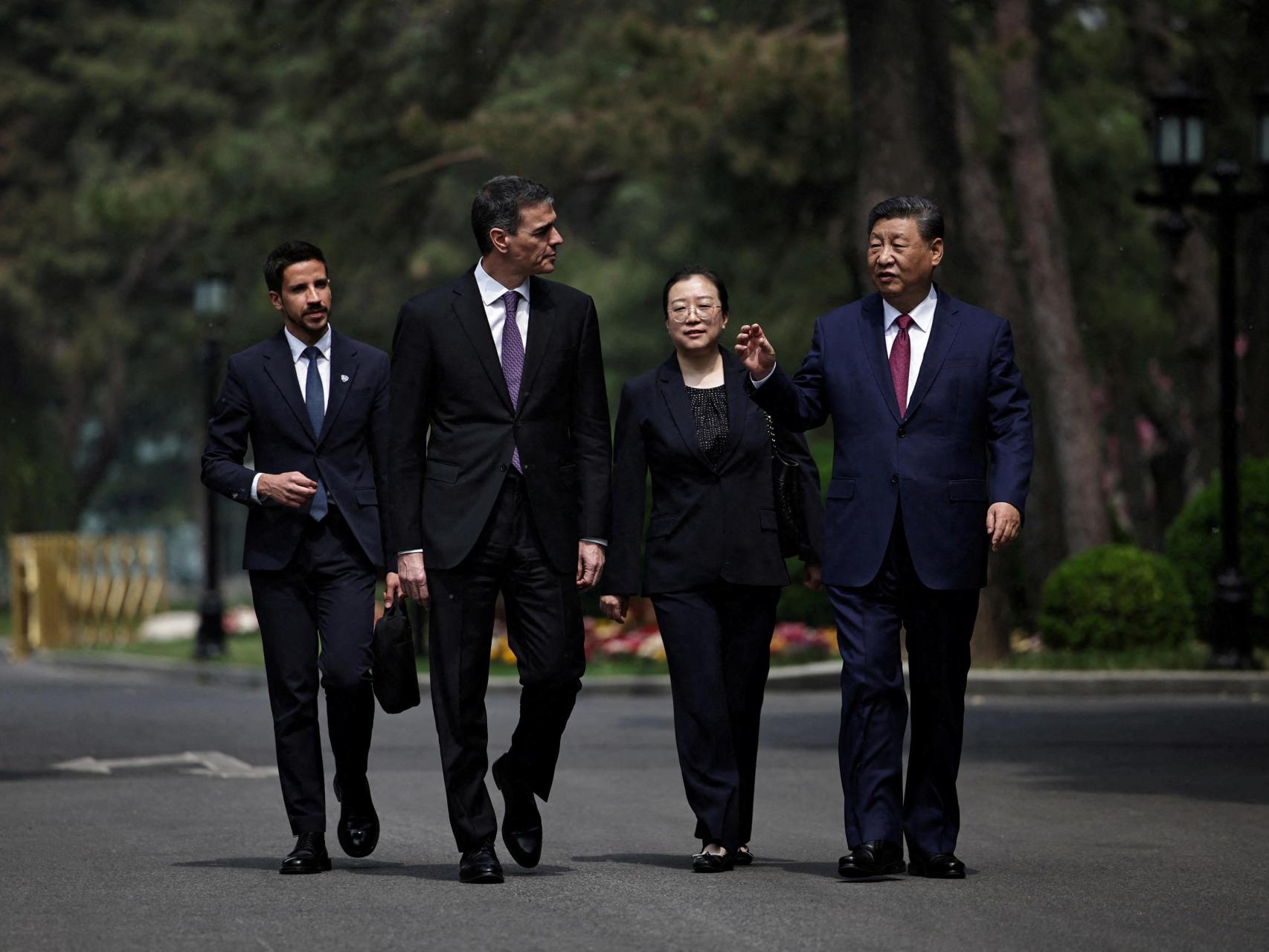 El presidente del Gobierno español, Pedro Sánchez, y el presidente chino, Xi Jinping, hablan mientras caminan por los jardines de la Casa de Huéspedes Diaoyutai tras una reunión en Pekín, China, el 11 de abril de 2025.