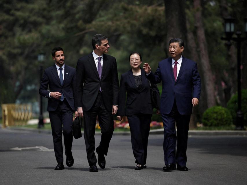 El presidente del Gobierno español, Pedro Sánchez, y el presidente chino, Xi Jinping, hablan mientras caminan por los jardines de la Casa de Huéspedes Diaoyutai tras una reunión en Pekín, China, el 11 de abril de 2025.