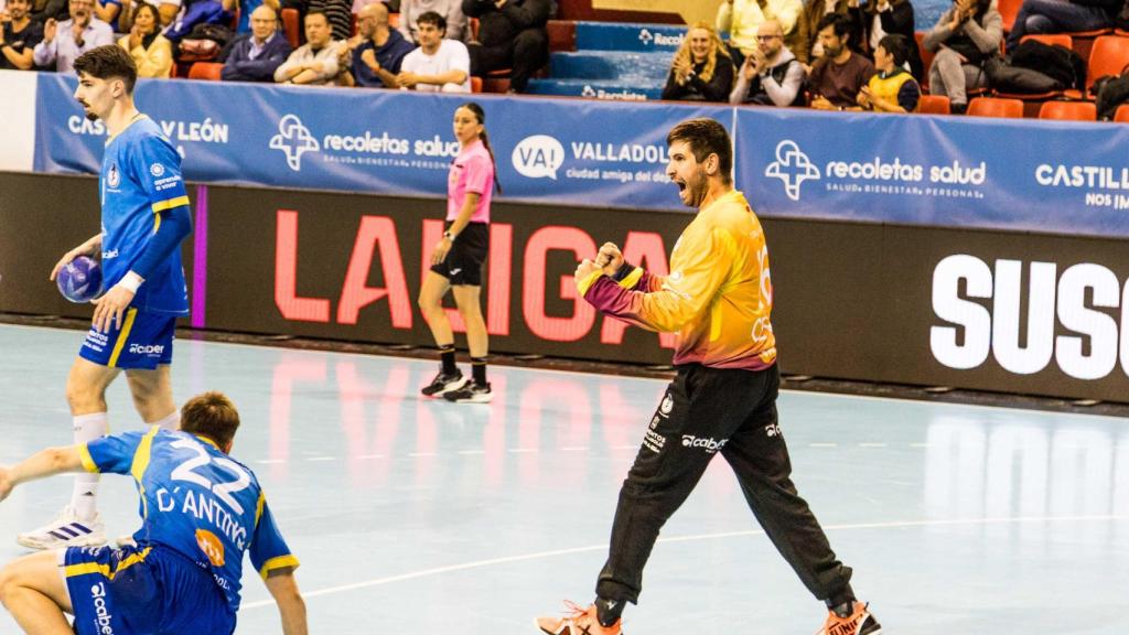 César Pérez celebra durante el partido ante el Barcelona