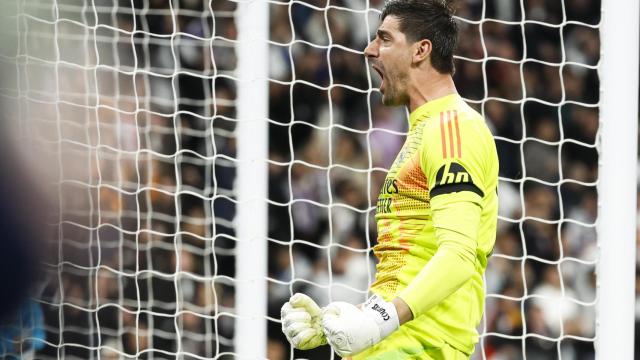Courtois celebra su penalti parado ante el Arsenal.