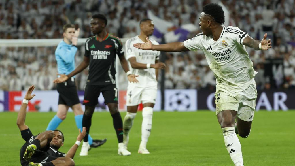 Vinicius protesta durante el partido contra el Arsenal