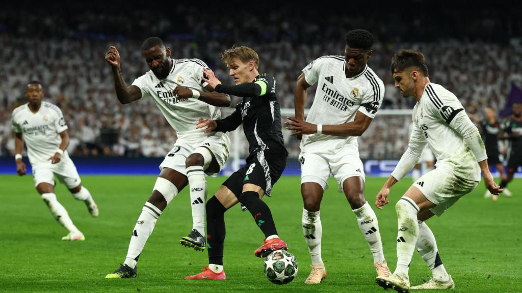 Asencio y Rüdiger tratan de robar el balón.