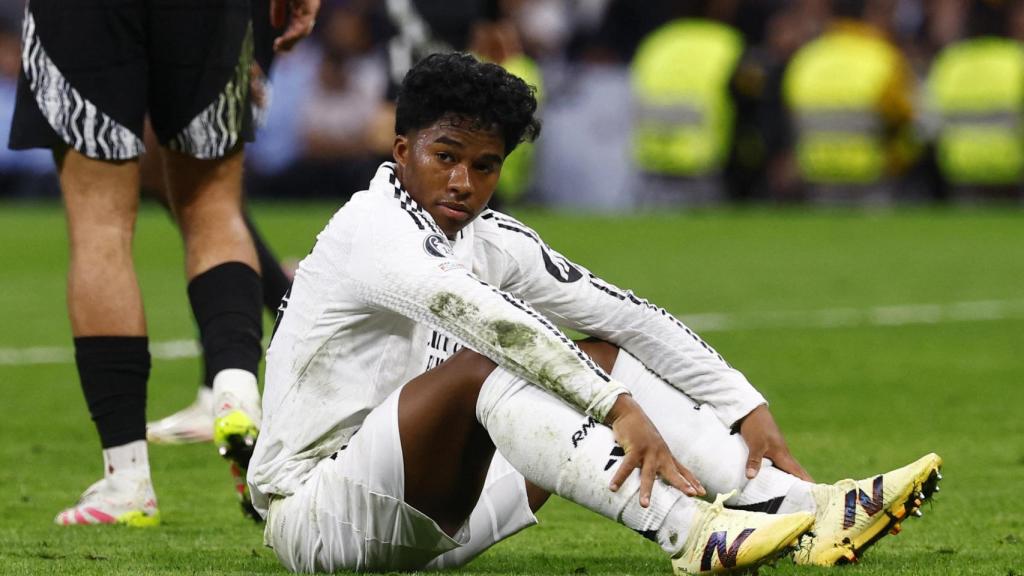 Endrick se lamenta en el suelo.
