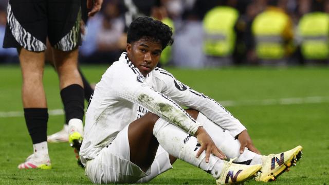 Endrick se lamenta en el suelo.