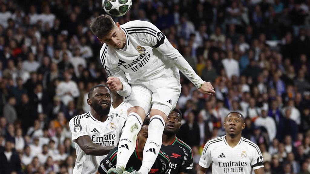 Valverde despeja un balón de cabeza.