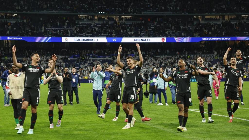 Los jugadores del Arsenal celebran en el césped del Bernabéu el pase a las semifinales