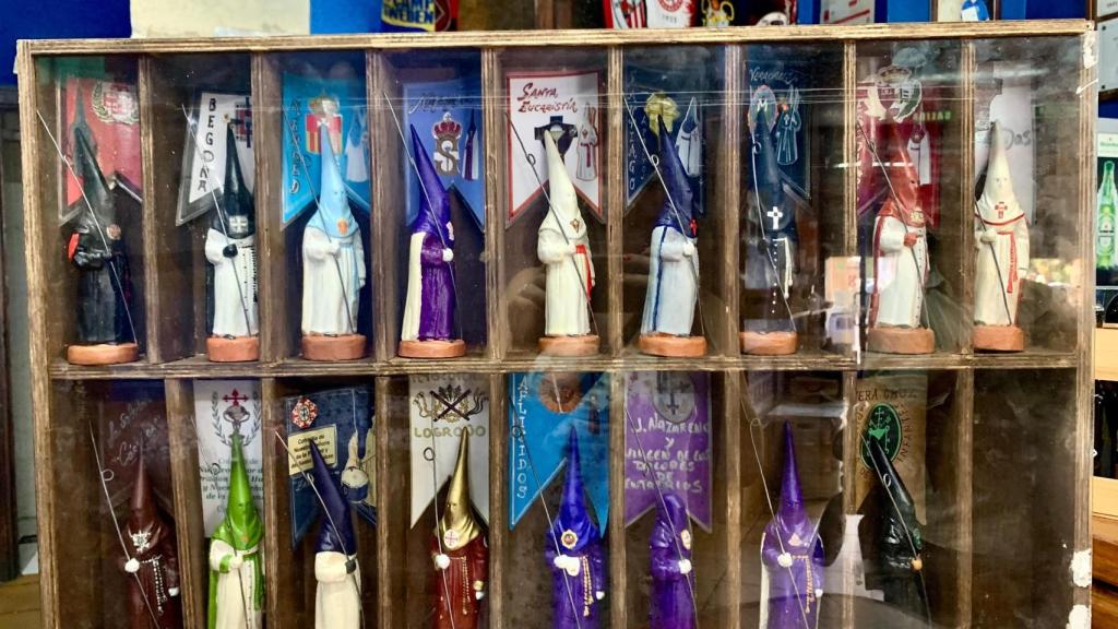 Los cofrades a los que se rinde homenaje en la Taberna Plaza Nueva.