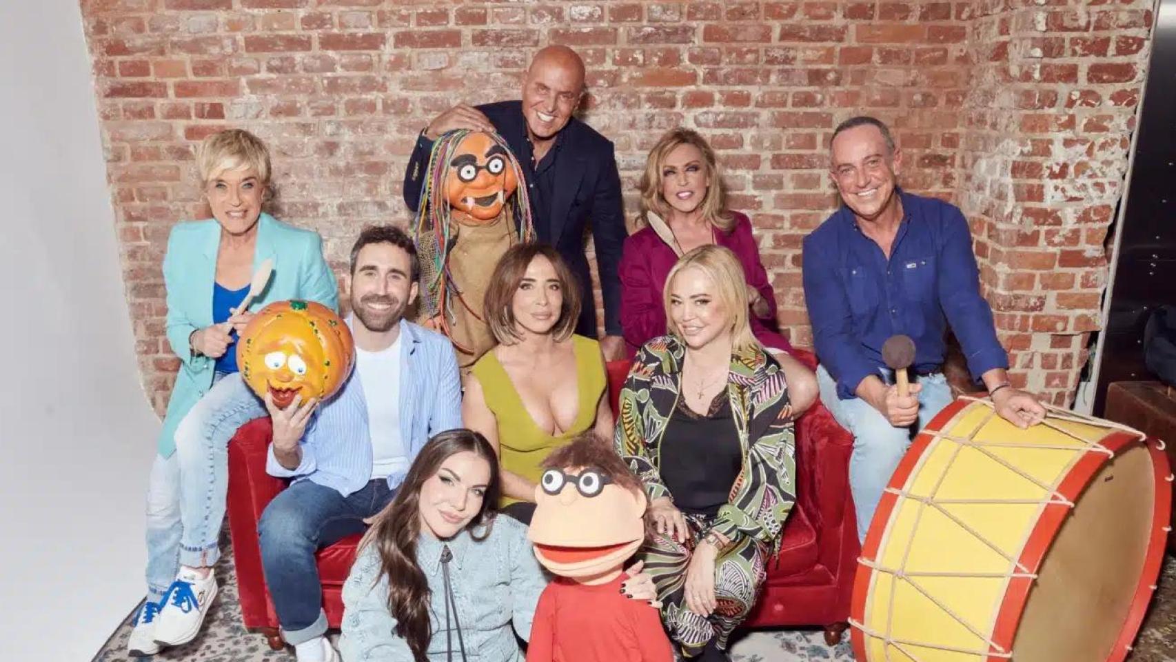 De izquierda a derecha: Chelo García Cortés, Aitor Albizua, Inés Hernand, María Patiño, Kiko Matamoros, Lydia Lozano, Belén Esteban y Víctor Sandoval.