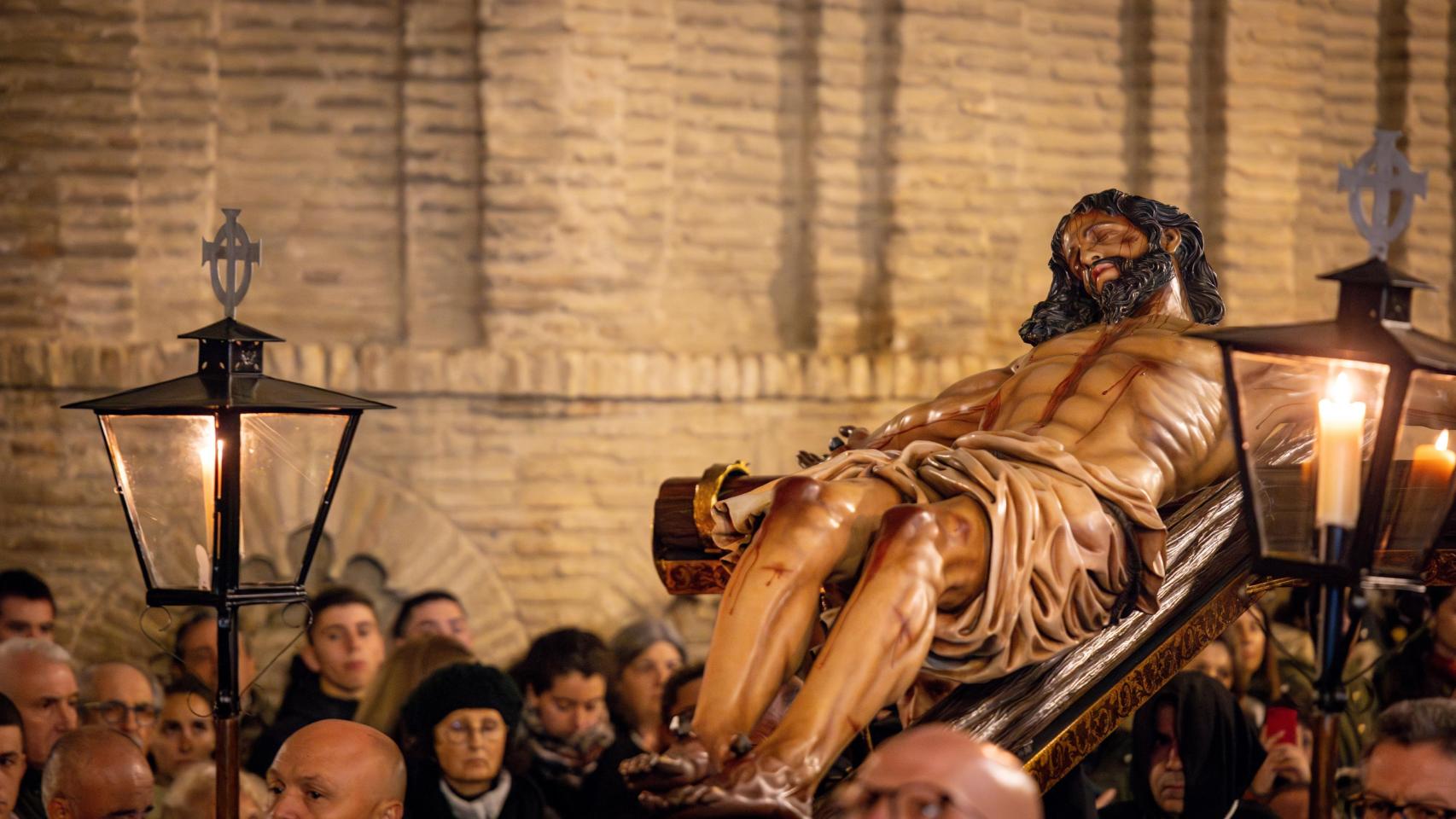 El Santísimo Cristo del Amor vuelve a sobrecoger las calles de Toledo como cada Martes Santo