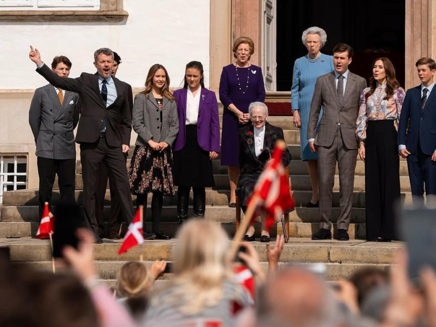 Margarita II ha disfrutado del concierto sentada en una silla.