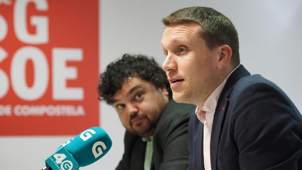 Los socialistas Julio Torrado y Aitor Bouza.