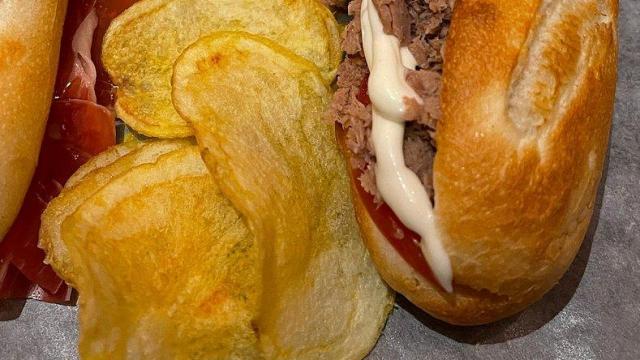 Montadito de melva, pimiento morrón y mayonesa.