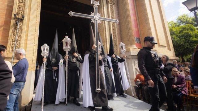 La Cruz de Guía de la Hermandad de la Sed, en su salida este Miércoles Santo.