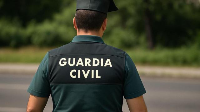 Un guardia civil durante su jornada laboral.