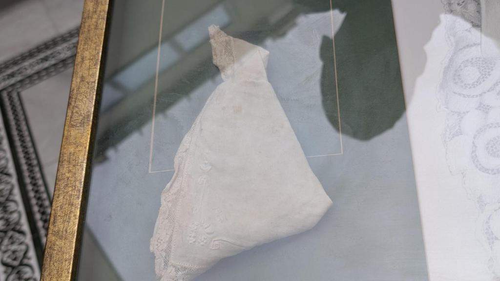 Un reflejo de Raúl en el cuadro del pañuelo.