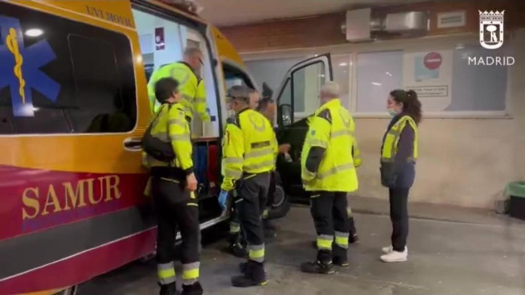 Los sanitarios del Samur en Vallecas.