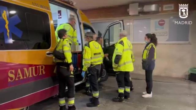 Los sanitarios del Samur en Vallecas.