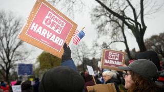 Manifestantes contra la interferencia del gobierno federal en la universidad.