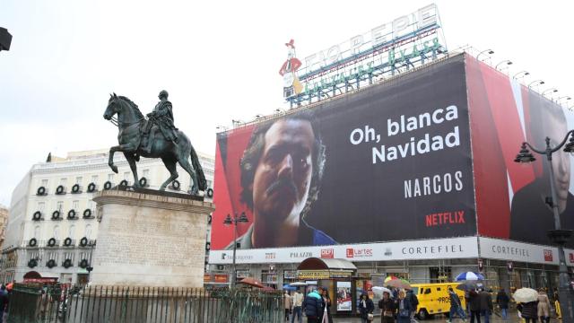 Una lona publicitaria en la puerta del Sol.
