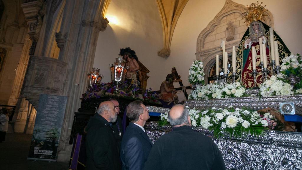 Page observa la talla de la Esperanza en su Soledad.