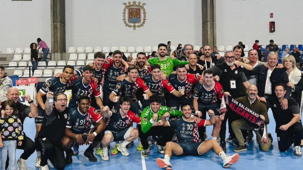 El EÓN Horneo celebra la victoria.