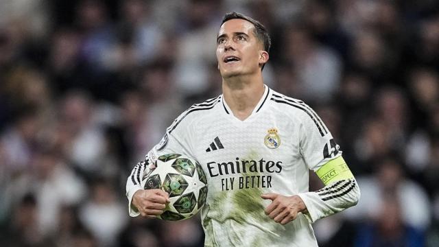 Lucas Vázquez con el balón de la Champions League