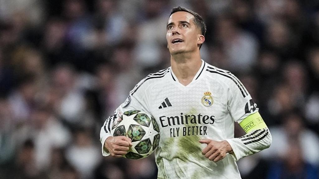 Lucas Vázquez con el balón de la Champions League