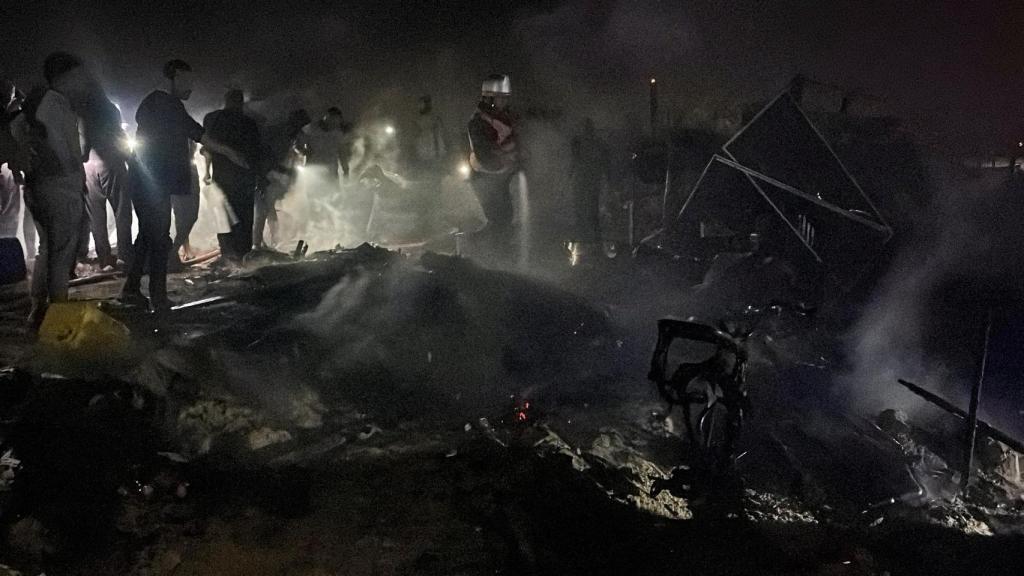 Ataque aéreo de Israel contra tiendas de campaña en Jan Yunis la madrugada de este jueves.