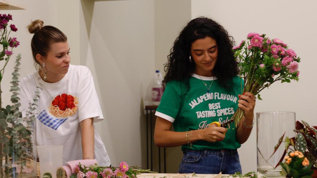 Alicia a la izquierda y Laura a la derecha en su tienda