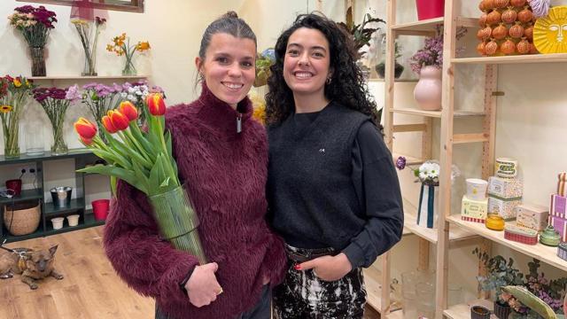 Alicia a la izquierda y Laura a la derecha en su negocio vallisoletano
