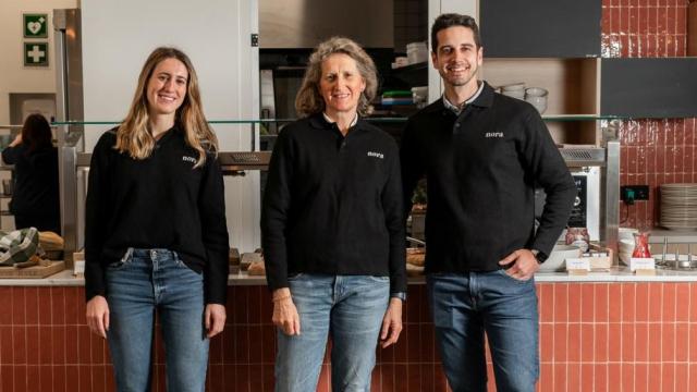 De izquierda a derecha: Nora Vallcorba, cofundadora; Nora Barata, cofundadora, y Albert Solé, CEO y cofundador de la startup NORA.