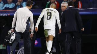 Mbappé abandona el campo ante la mirada de Ancelotti