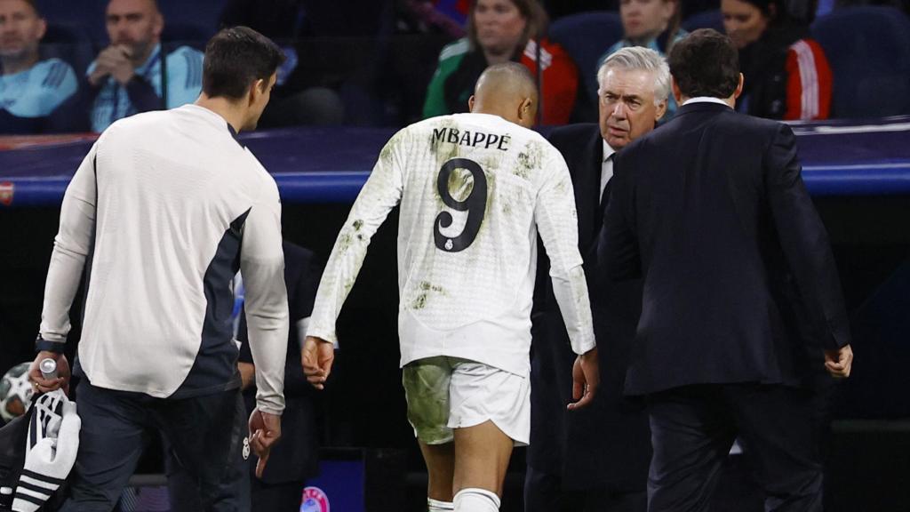 Mbappé abandona el campo ante la mirada de Ancelotti