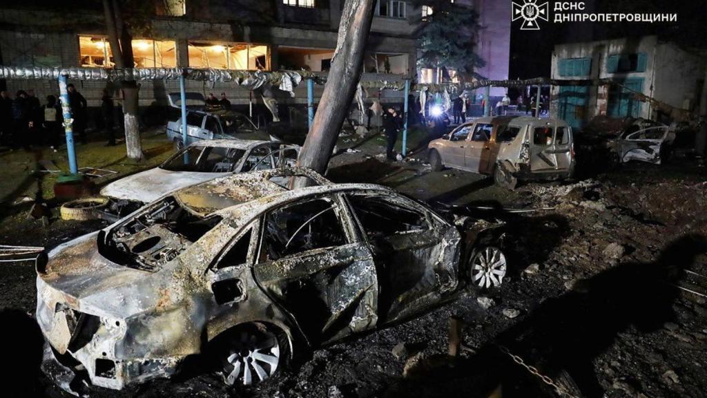 Consecuencias del ataques de Rusia sobre la ciudad de Dnipró, en Ucrania, este jueves.