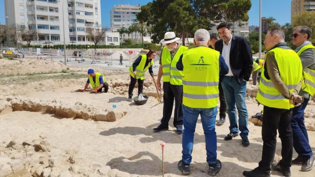 El alcalde, Luis Barcala, en el yacimiento de La Almadraba.